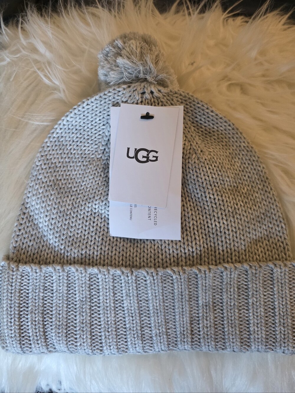 NWT- UGG Cuff Knit Beanie With Yarn Pom (Grey Heather) - Picture 3 of 6